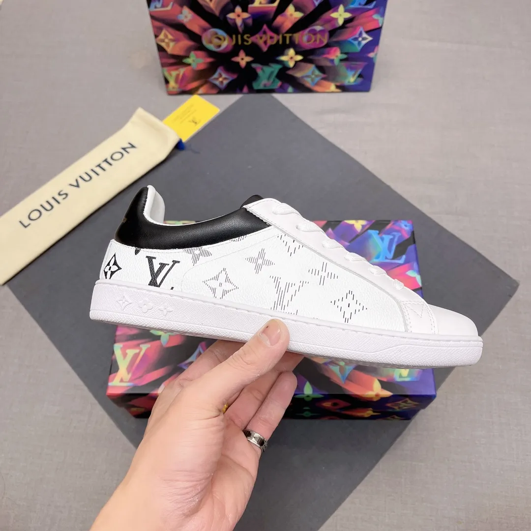 p360 🙏LV men's shoes official website has launched the latest 1:1 copy, synchronized with Hong Kong counters, and on the same catwalk; all "🍡🍡, the rubber outsole is non-slip and wear-resistant; the fabric is made of first-layer cowhide and 3D printing, sheepskin lining, comfortable to wear, attractive style, fine workmanship, with simple and neat shoe last JP, showing the boldness and toughness of men, multiple colors available Code numbers 38 to 44, 45 to 46 can be customized. No. 019